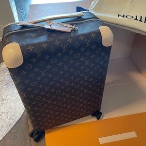Louis Vuitton suitcase carry on 55